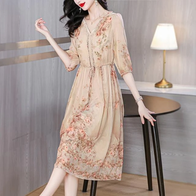 8022 轻奢大牌法式气质连衣裙2025春夏新款宽松显瘦收腰碎花长裙