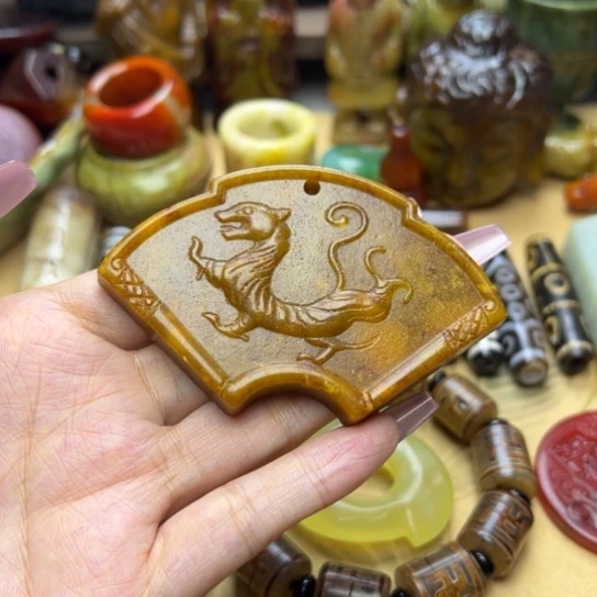 蛇纹石玉未镶嵌颈饰