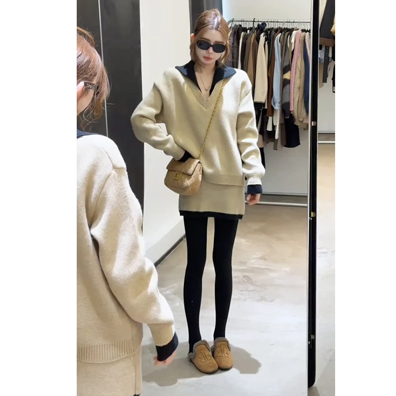 秋冬流行穿搭一整套女2025新款V领撞色翻领针织衫百搭短裙两件套