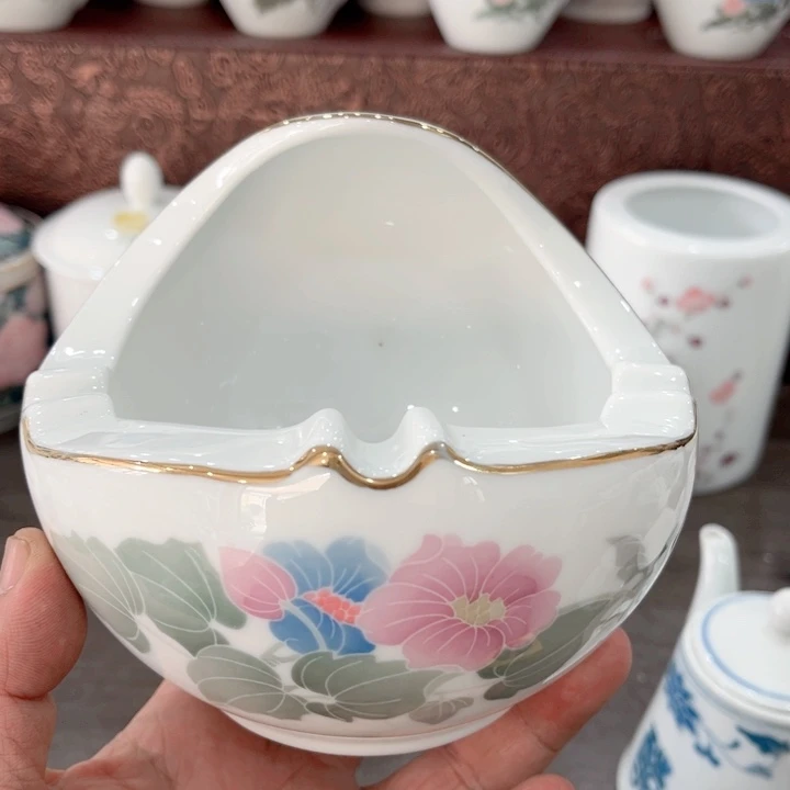 壶釉下五彩的瓷器和瓷器