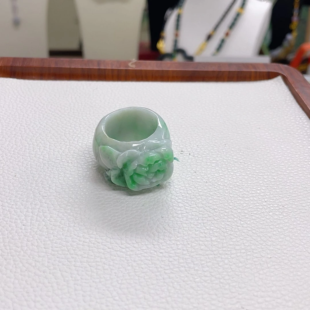翡翠未镶嵌颈饰扳指