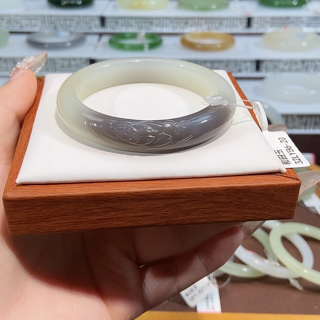 未镶嵌手镯和田玉三色荷花手镯