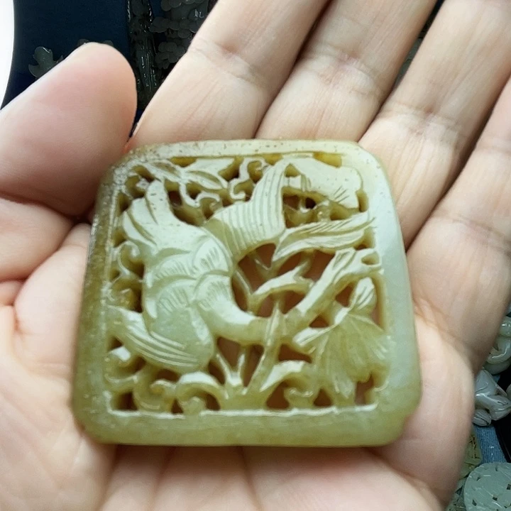 颈饰未镶嵌和田玉（青白玉）