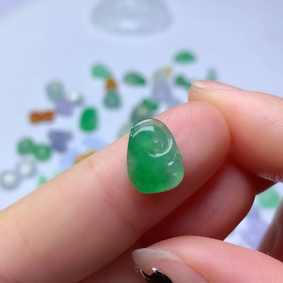 翡翠未镶嵌颈饰如意