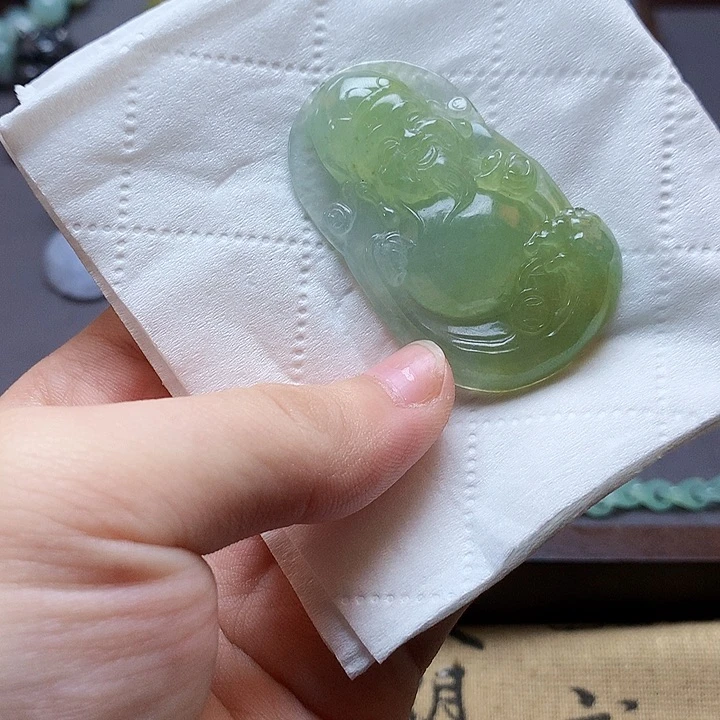 颈饰未镶嵌翡翠静*?