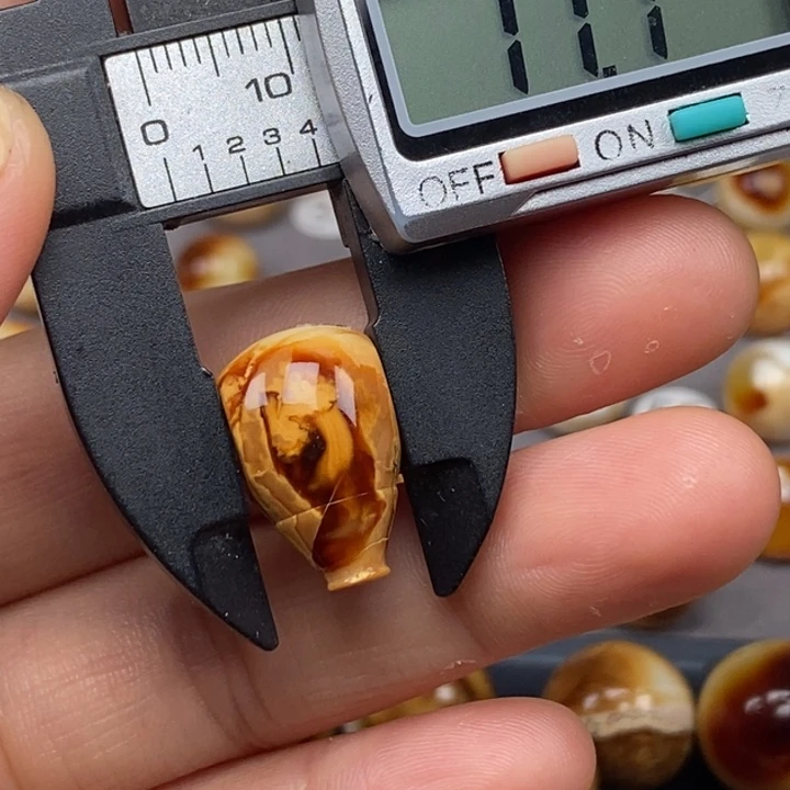 琥珀颈饰未镶嵌三通