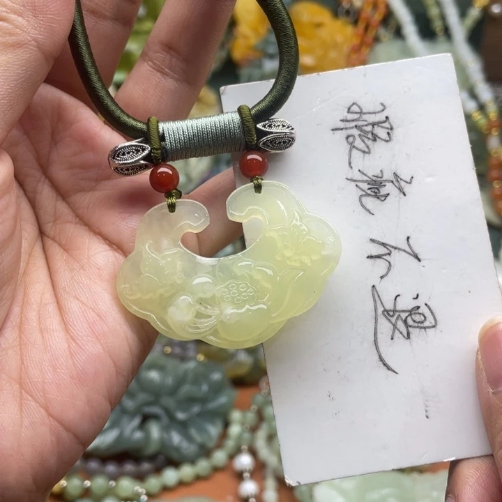 蛇纹石玉吊坠合金