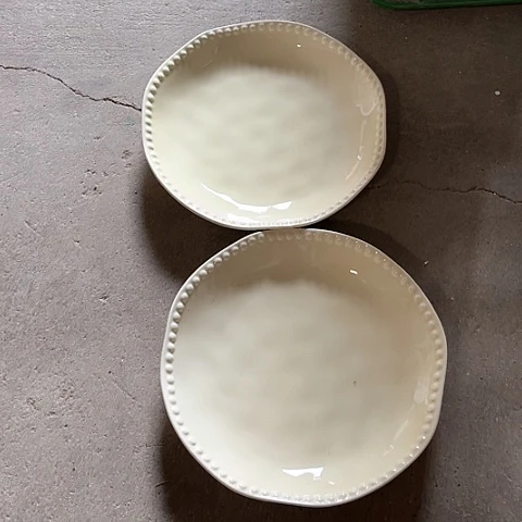 微瑕，不能明火，口径17高度2，2个奶油色