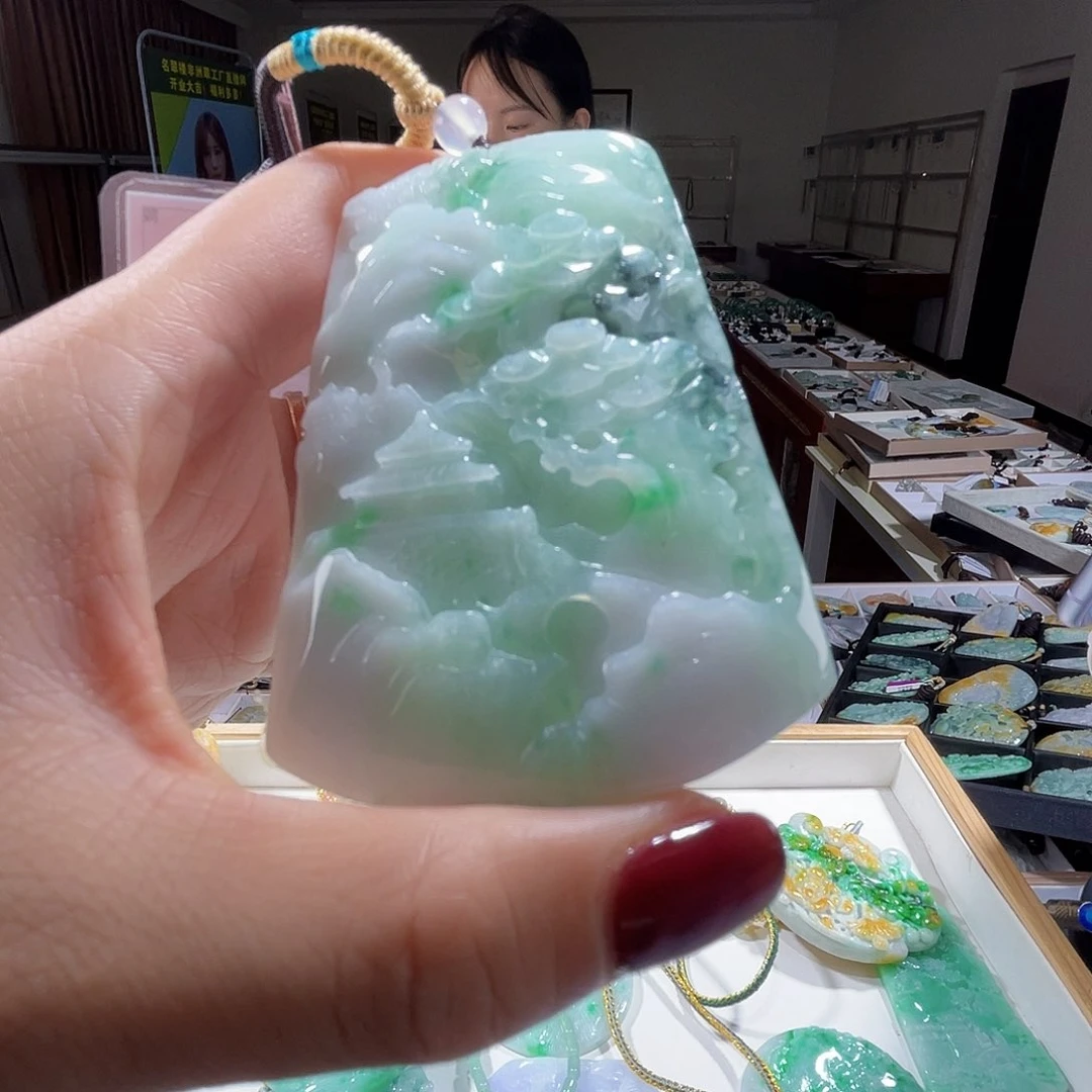 翡翠未镶嵌颈饰一个