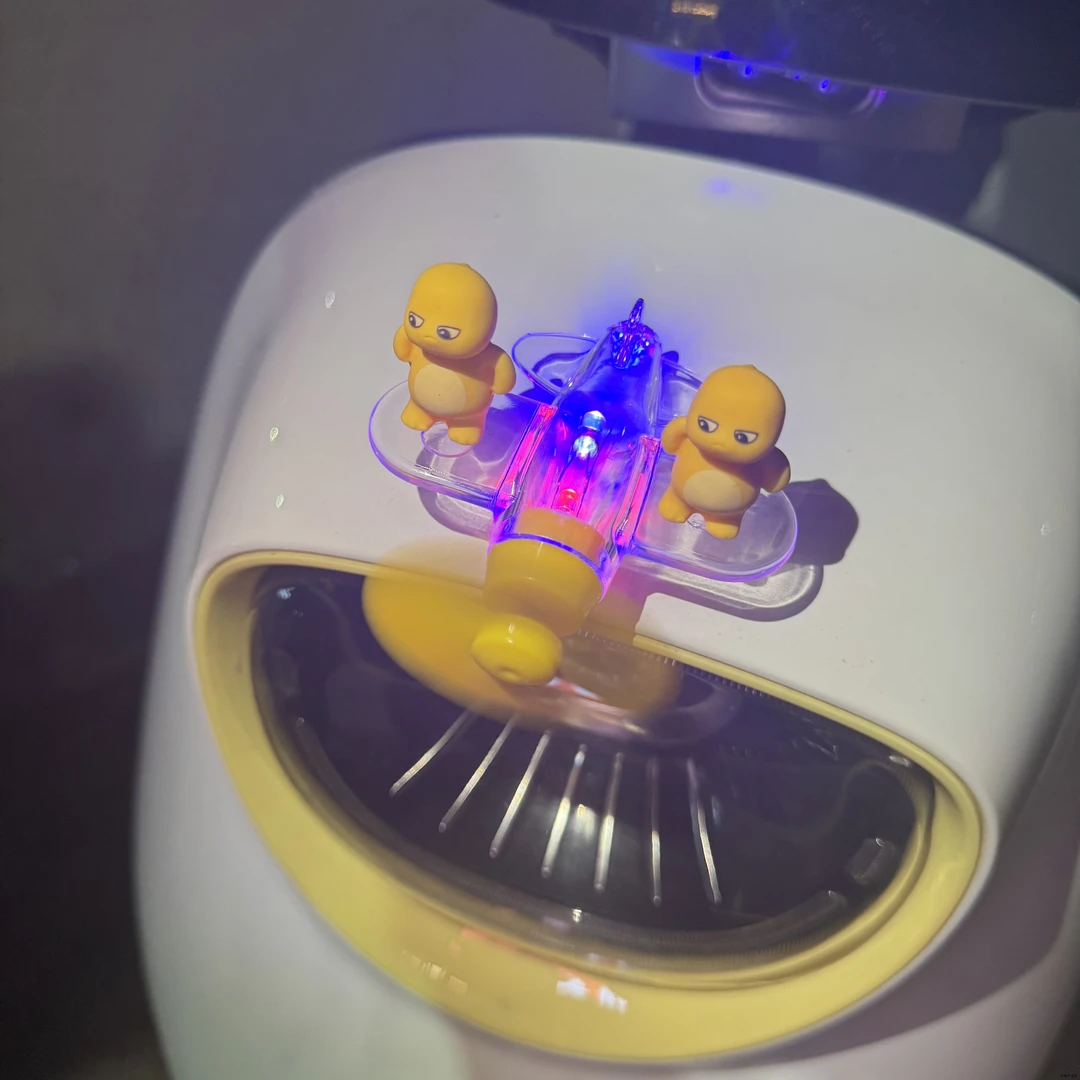 电动车风能发光小飞机装饰品风力旋转发光发电小飞机摩托车装饰品