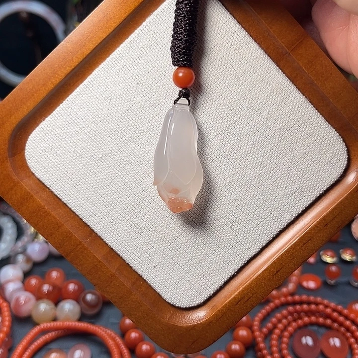 南红玛瑙未镶嵌颈饰冰飘玉兰花挂件