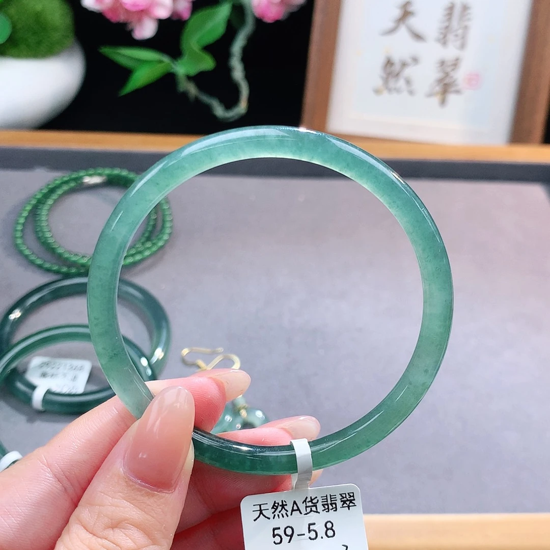 未镶嵌手镯（圆镯）翡翠