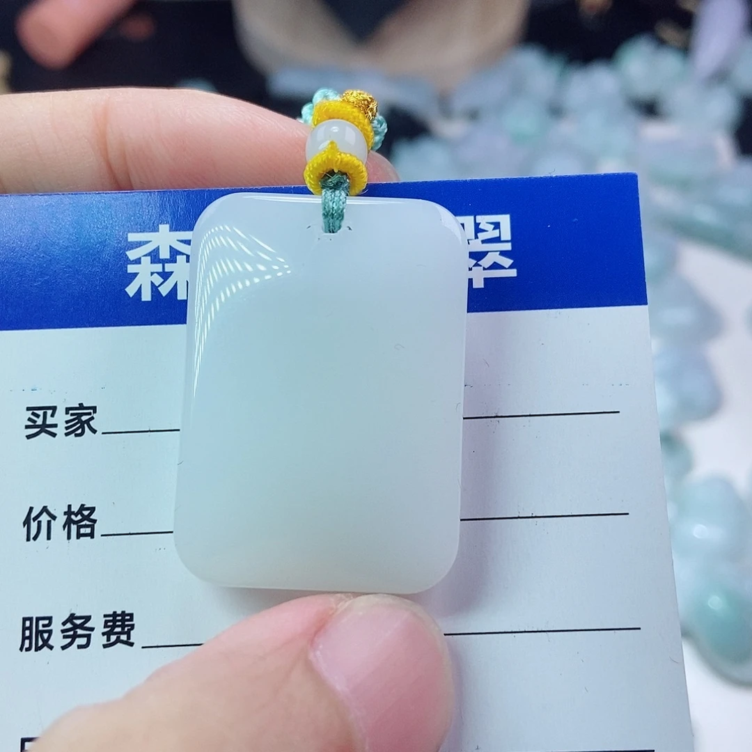 翡翠未镶嵌颈饰无事牌