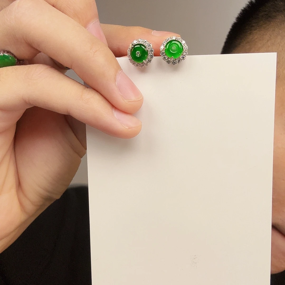 翡翠未镶嵌颈饰一对