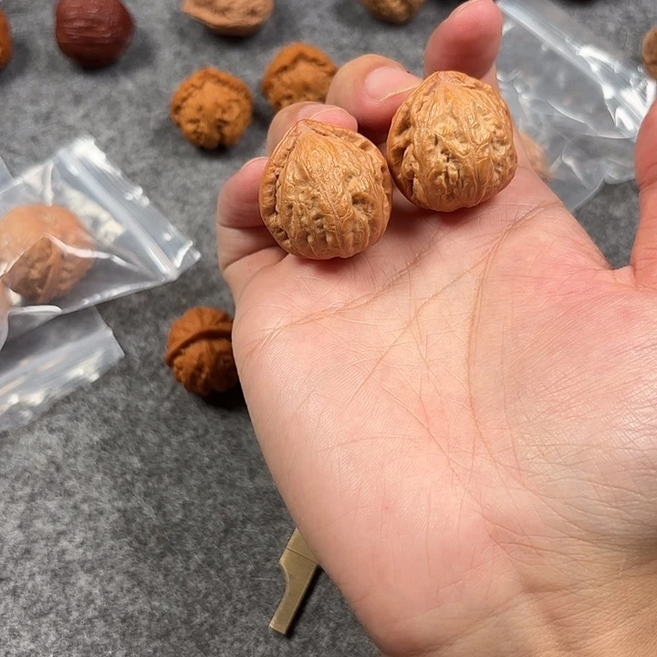 文玩核桃吊坠大寿桃285