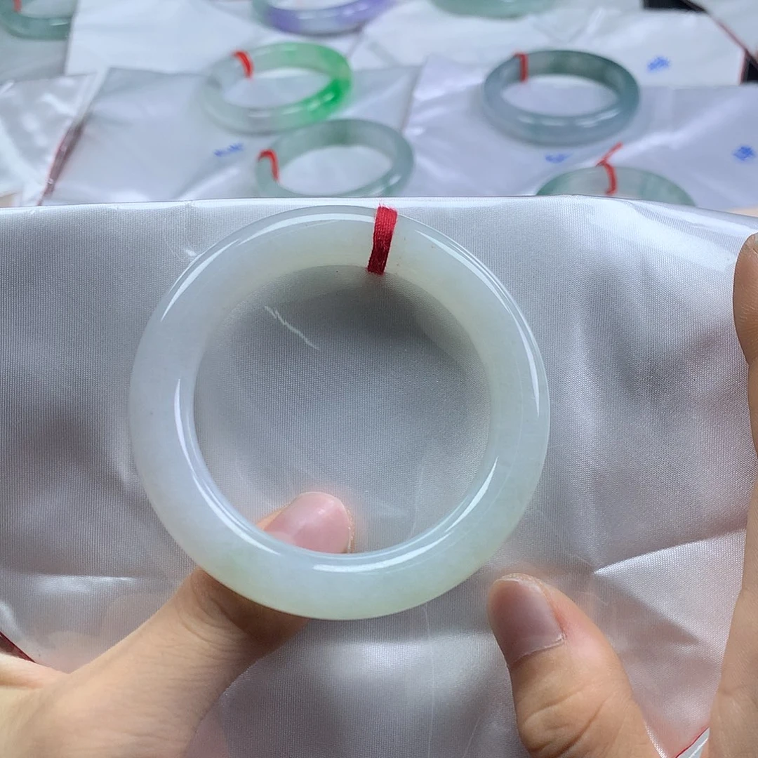 翡翠手镯未镶嵌翡翠