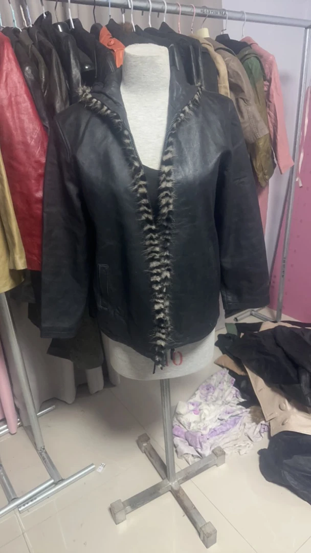 女款上衣外套，商品默认微瑕疵，介意慎拍