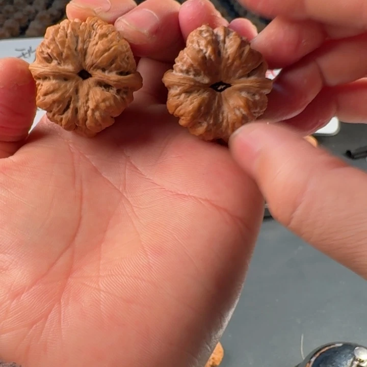 王***发文玩核桃吊坠蛤蟆的眼睛是真的好看啊我