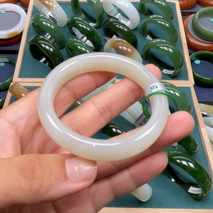 素***^和田玉手镯未镶嵌