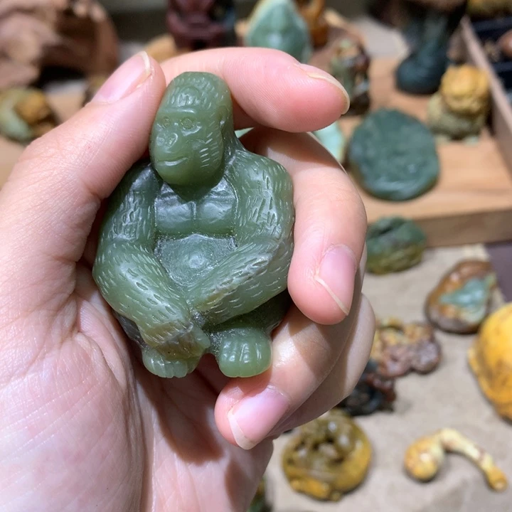 未镶嵌岫岩河磨玉（透闪石质玉）把件