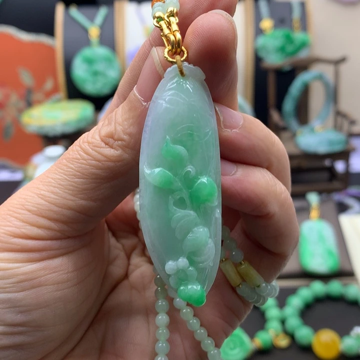翡翠未镶嵌吊坠(赠链)