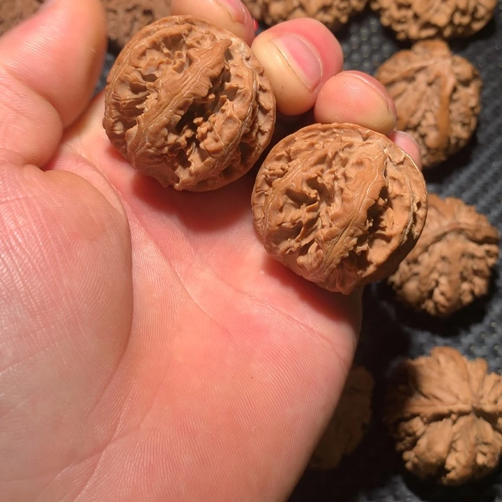 文玩核桃把件秦岭野生文玩核桃