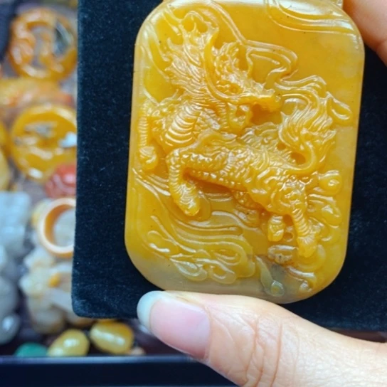 石英质玉（黄龙玉）未镶嵌颈饰