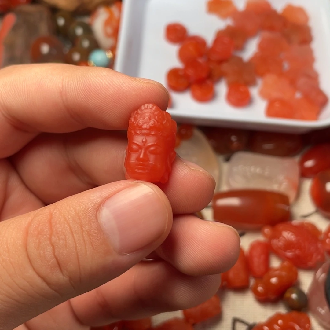 南红玛瑙吊坠(不含链)未镶嵌?