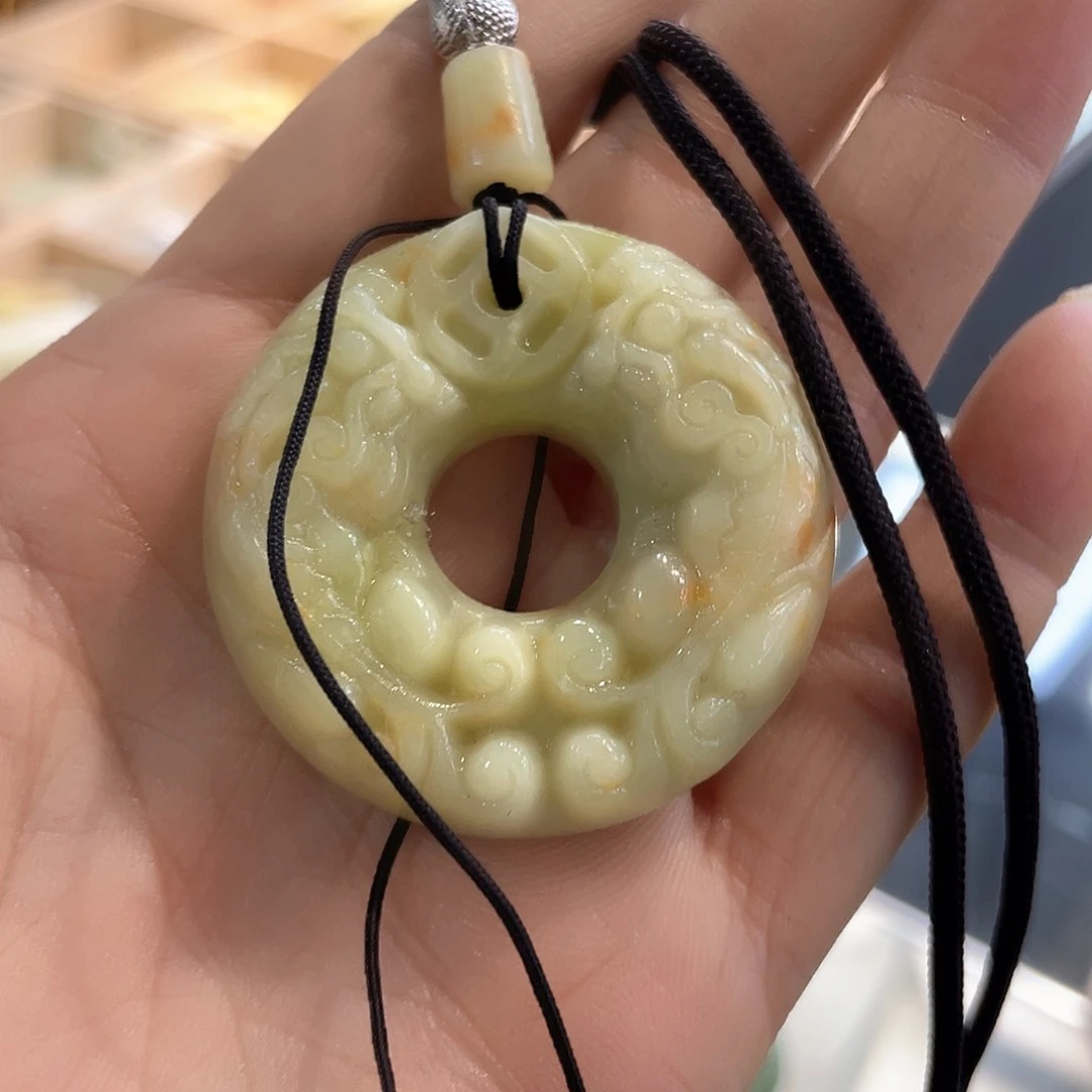 石英质玉颈饰合金