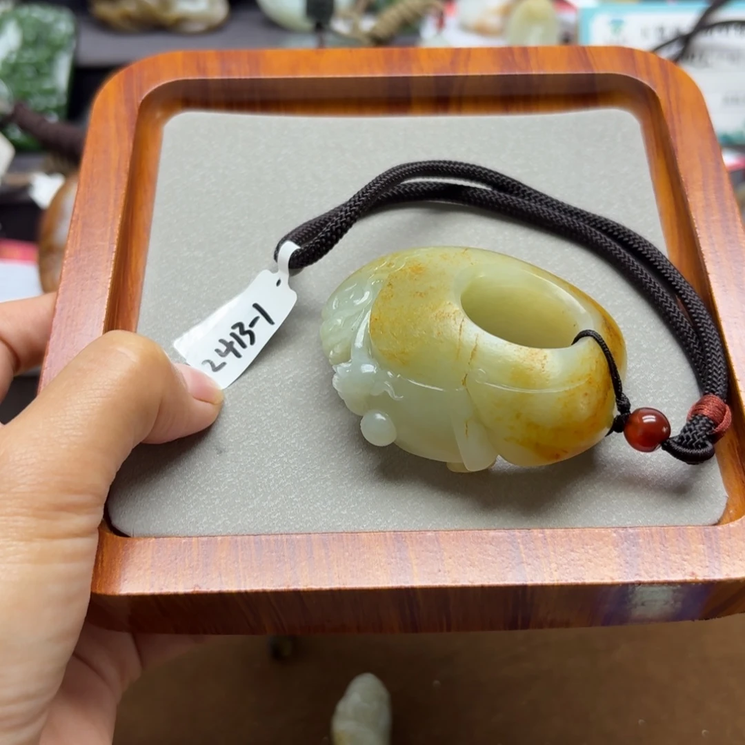 建***站颈饰未镶嵌和田玉
