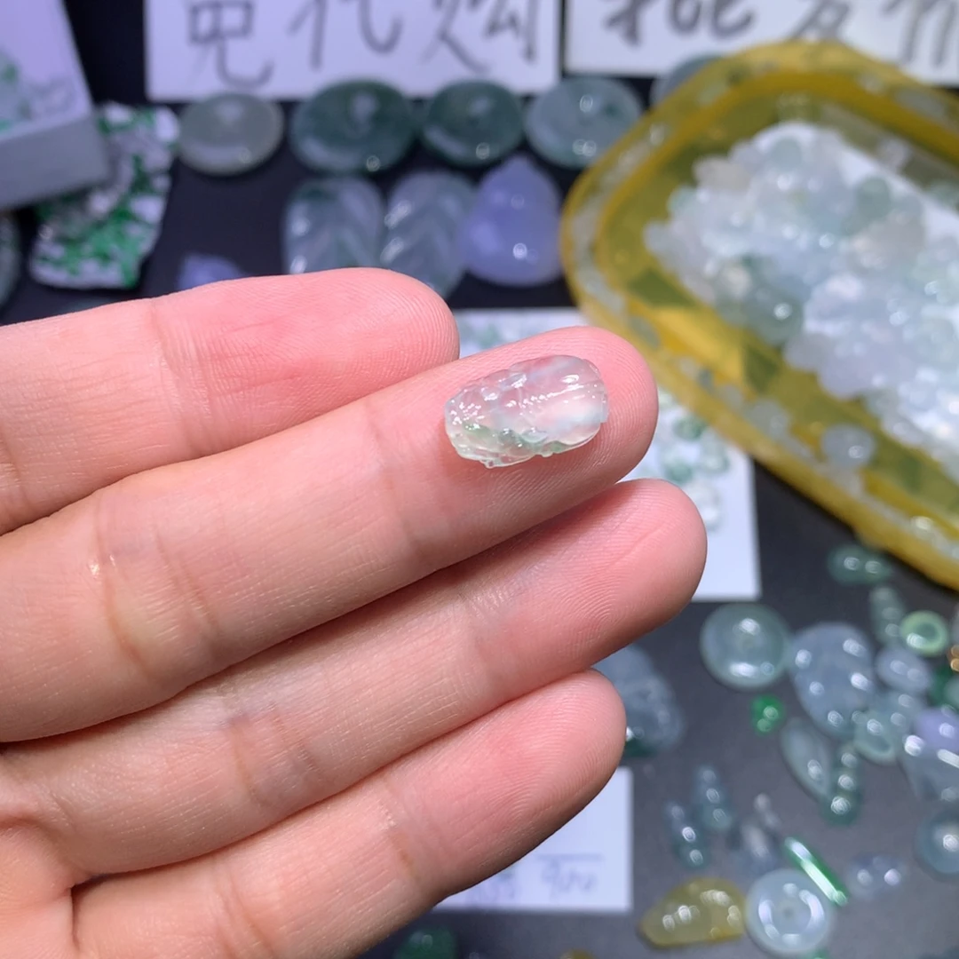 翡翠未镶嵌颈饰貔貅