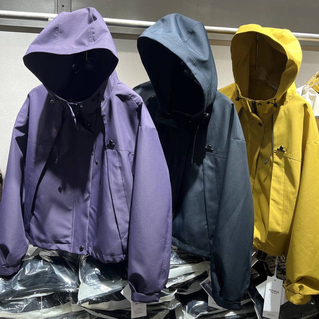 V家 欧货休闲连帽短款冲锋衣外套