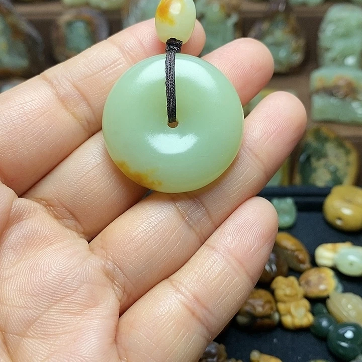 鸿***多岫岩河磨玉（透闪石质玉）未镶嵌颈饰