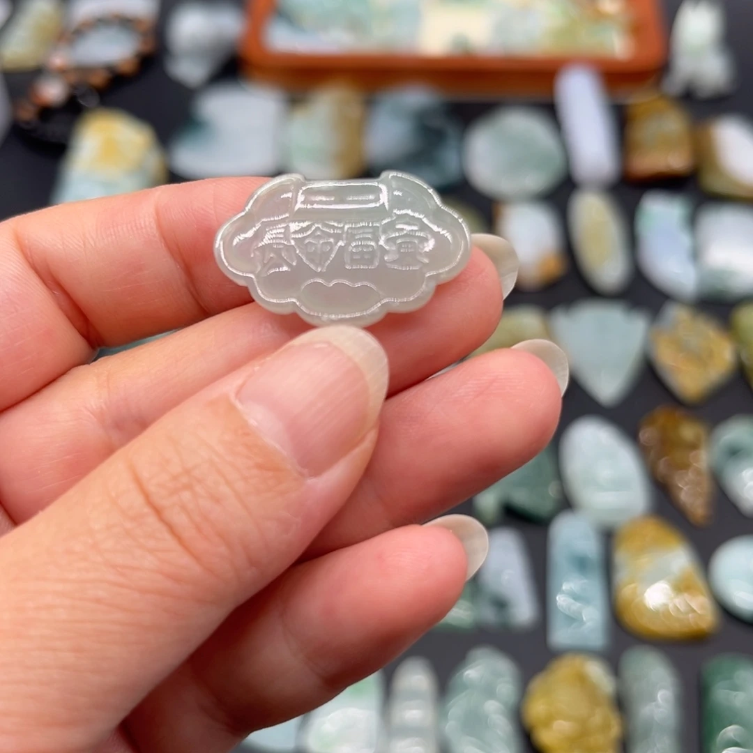 翡翠未镶嵌颈饰锁牌