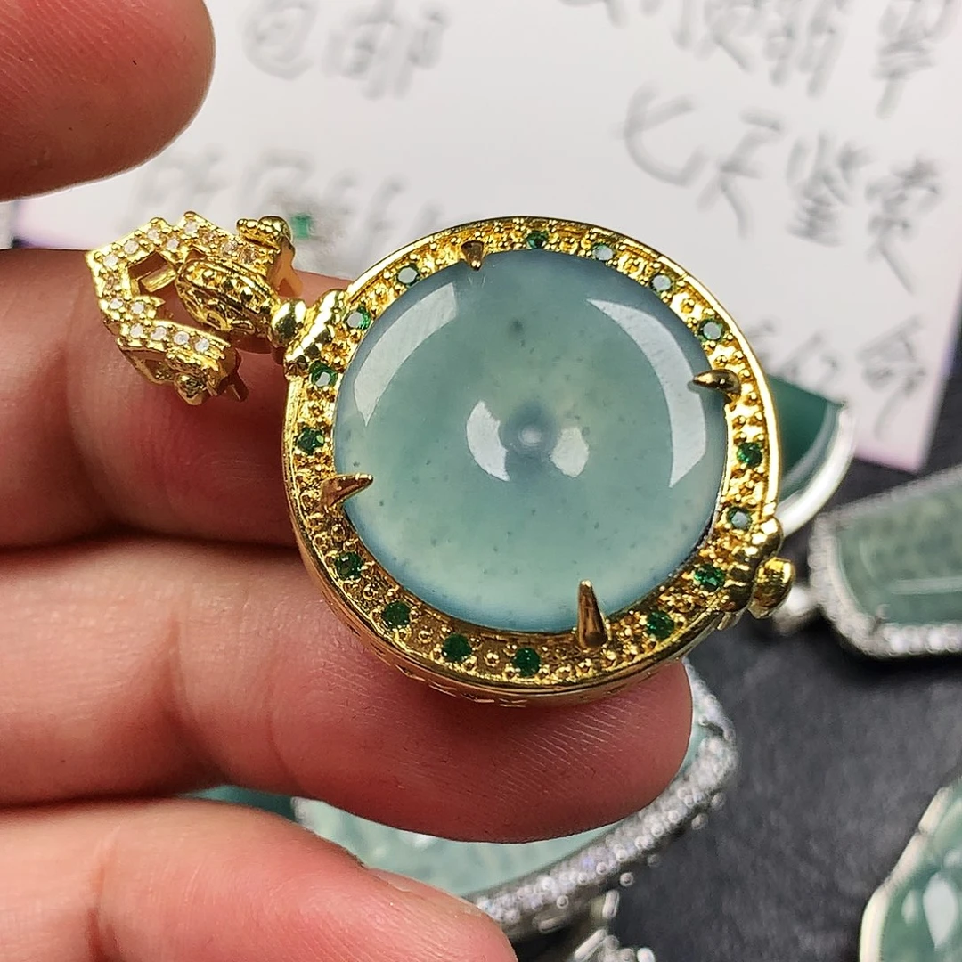 翡翠未镶嵌颈饰平安扣
