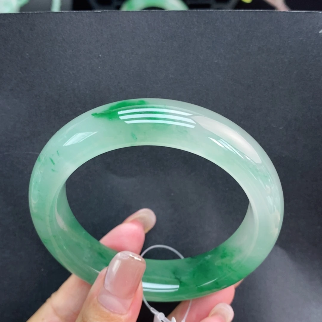 李***生未镶嵌手镯石英质玉