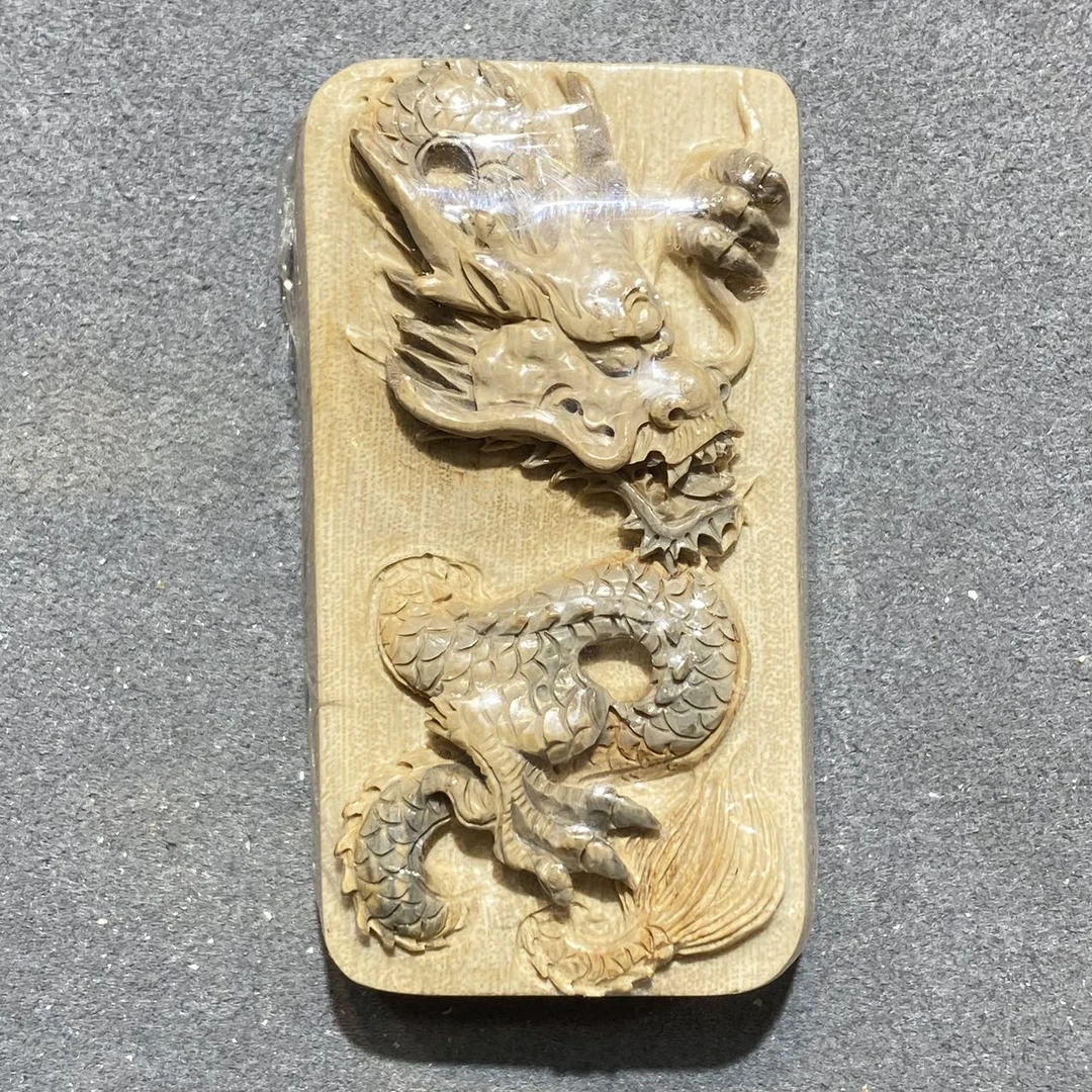 【佳哥严选】J06535-猛犸精工雕刻龙牌吊坠冰咖料-57*32*16mm