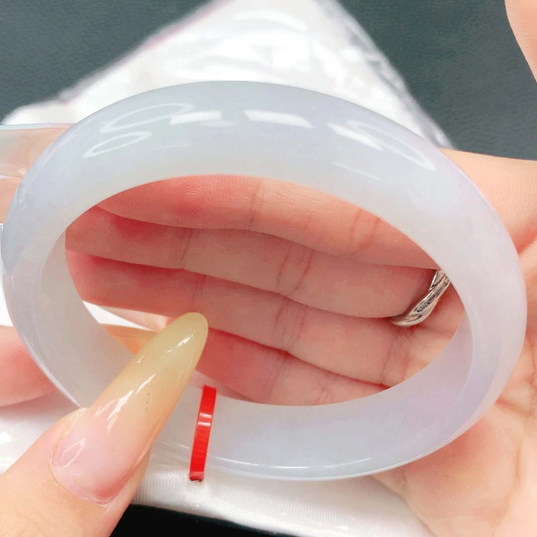 翡翠手镯未镶嵌57。