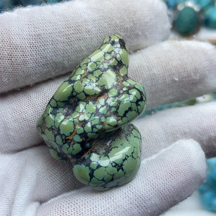 绿松石未镶嵌颈饰