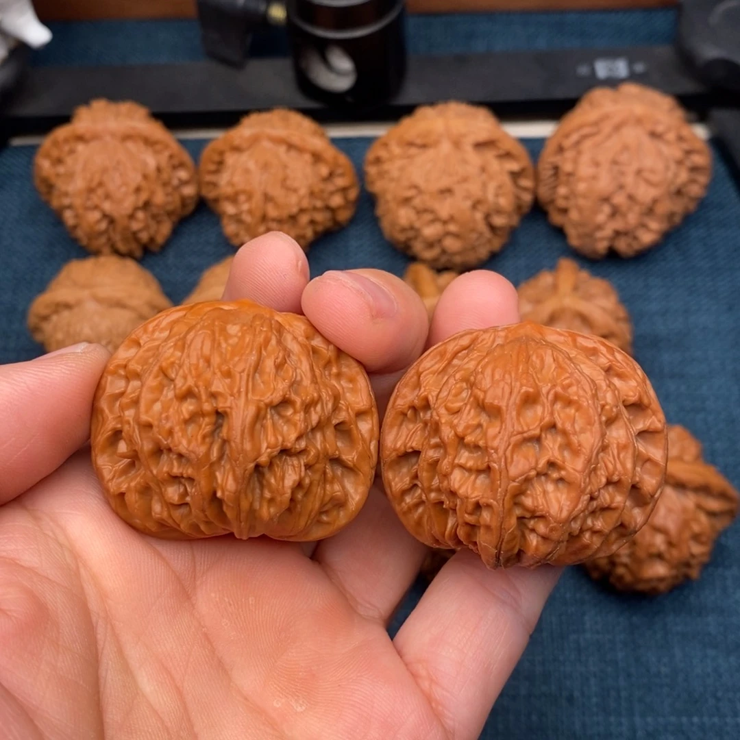 文玩核桃把件40红皮球磨山地