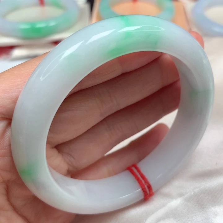 翡翠手镯未镶嵌白底青