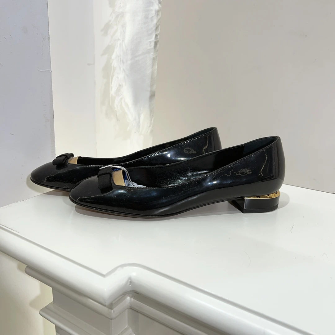 95新 FENDI/芬迪 芬迪漆皮平底鞋36半黑色 cj5078