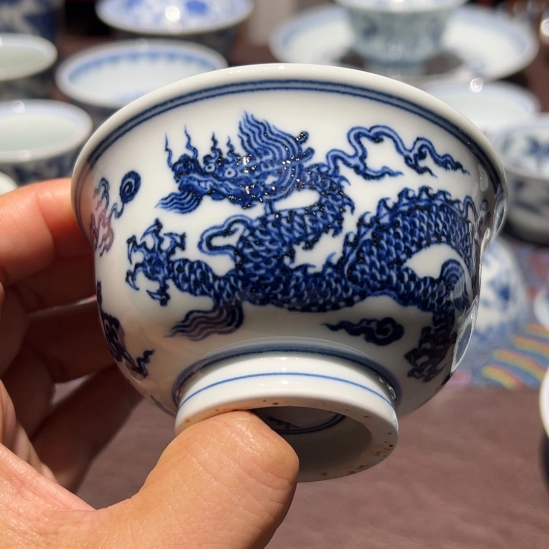 精品青花明龙纹压手杯口径约9.4厘米