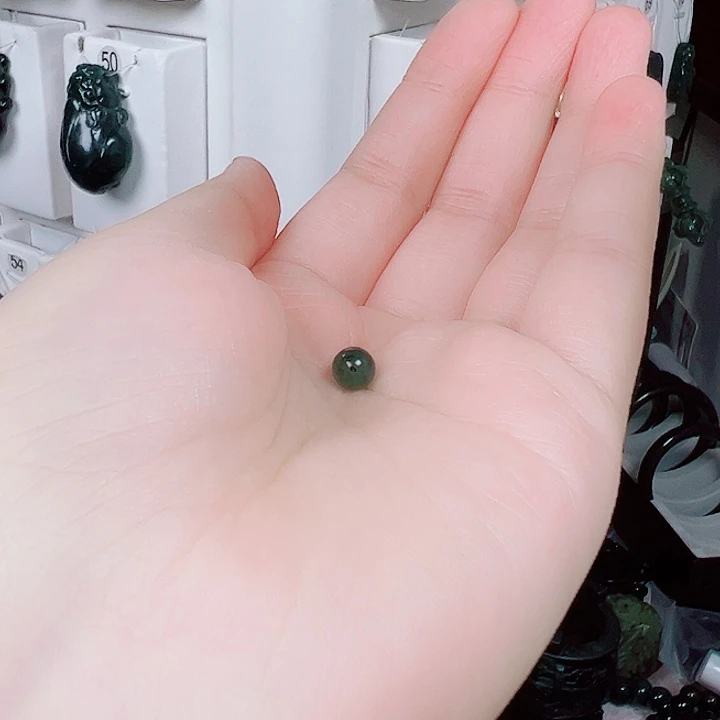 蛇纹石玉颈饰未镶嵌枕**流