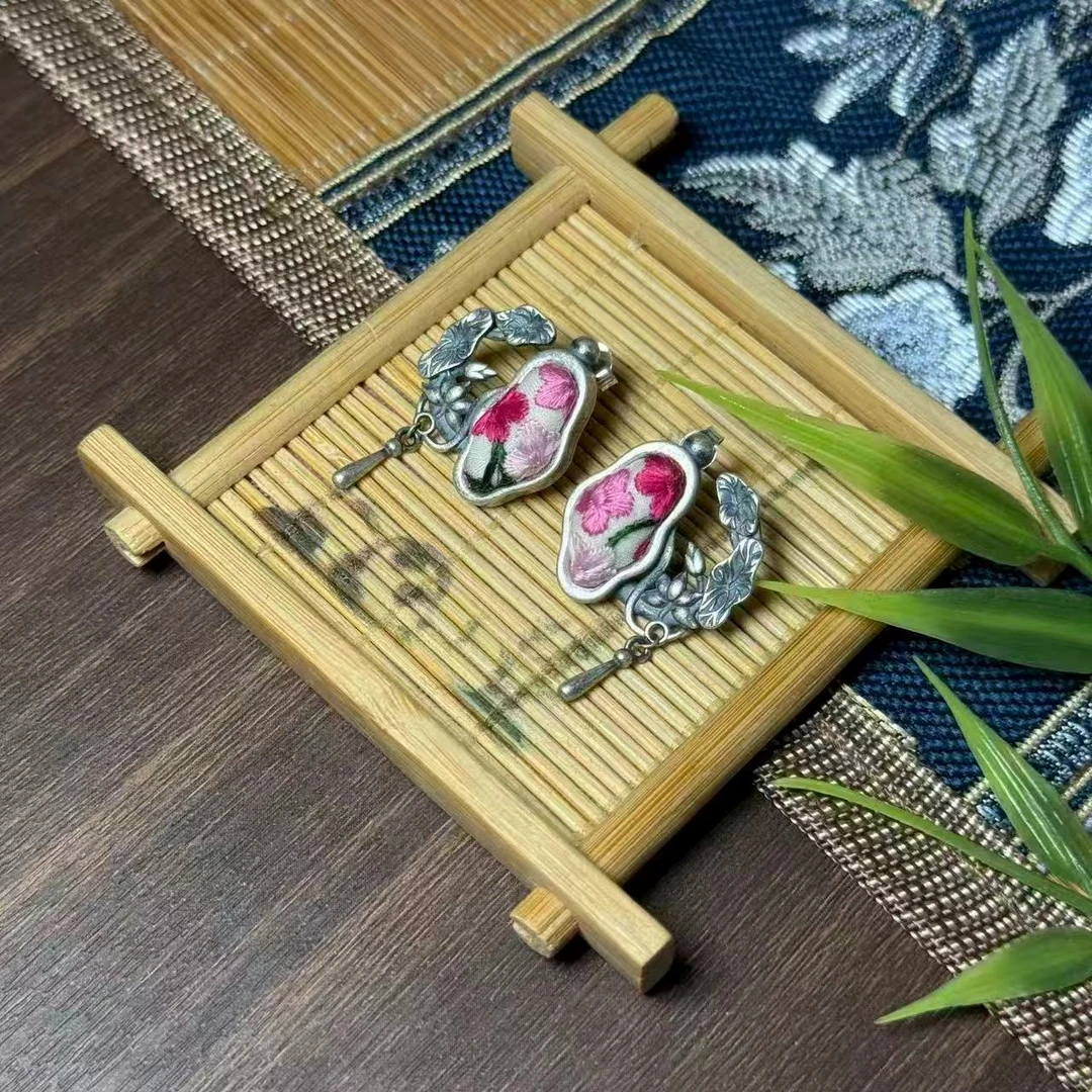 足银银制品 苗族刺绣/手工刺绣/非遗传承/手工艺/足银忆江南耳钉