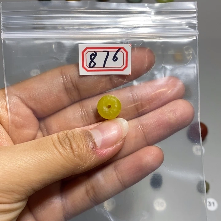 蛇纹石玉颈饰未镶嵌草***子