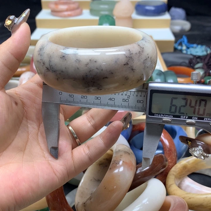 未镶嵌手镯石英质玉