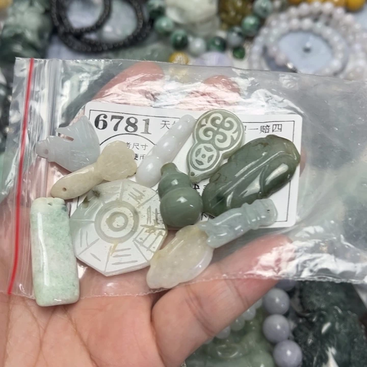 翡翠未镶嵌吊坠(不含链)6781