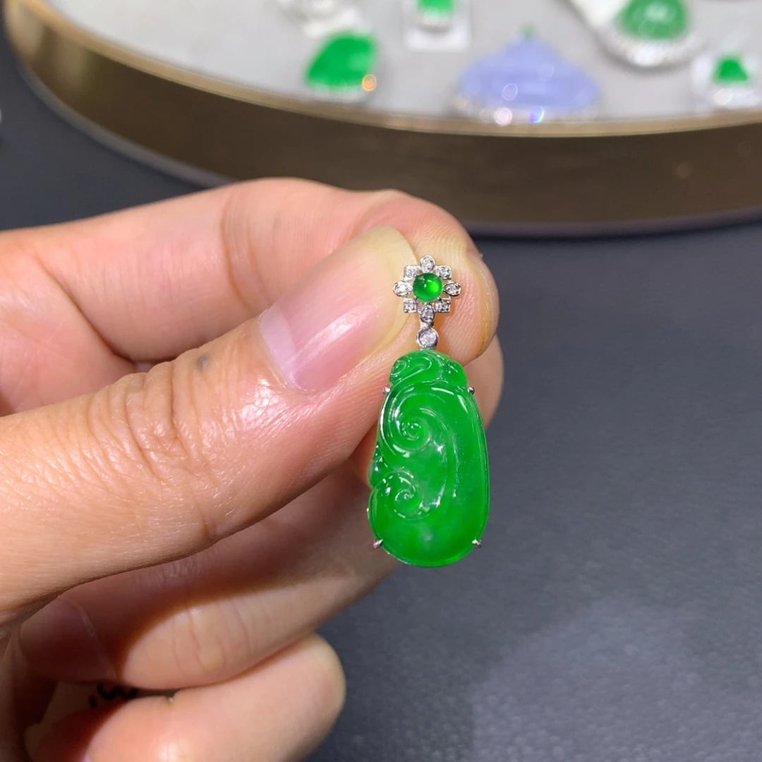 翡翠颈饰18K金镶嵌翡翠