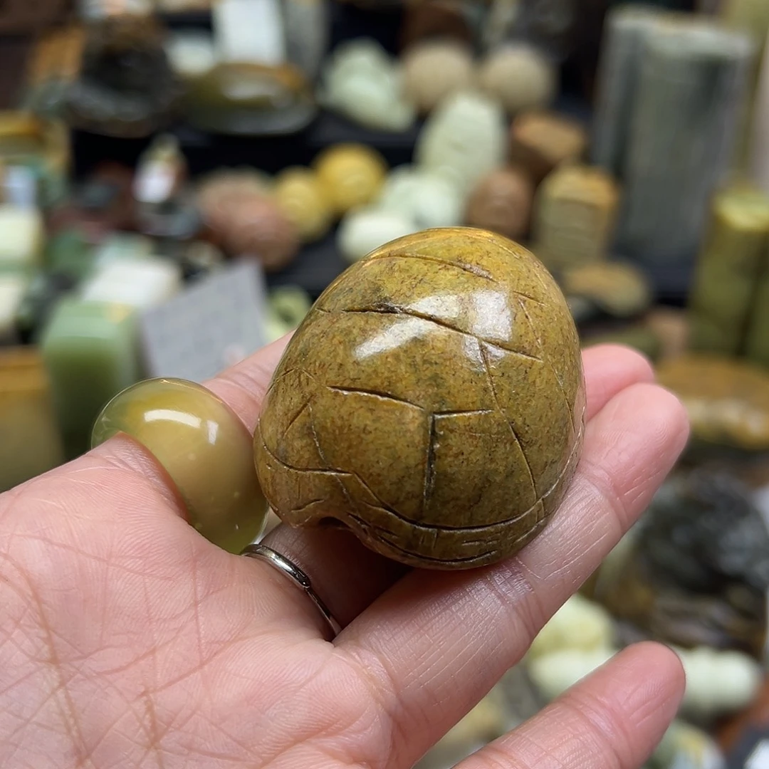 岫岩河磨玉（透闪石质玉）未镶嵌颈饰河磨玉通眼富甲手玩有点皮纹